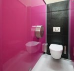 toaleta z różową ścianą