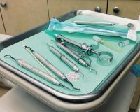 narzędzia dentysty na stoliku